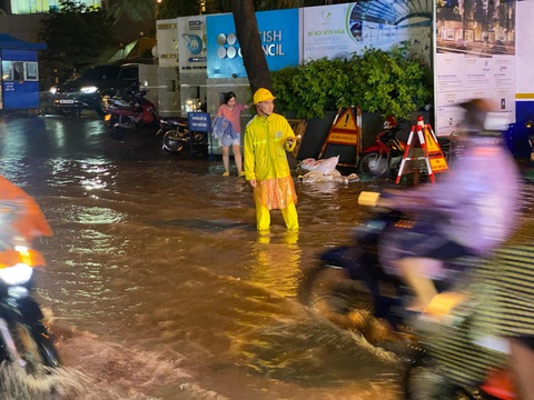 Hà Nội mưa to giờ tan tầm, nhiều tuyến đường ngập cục bộ - Ảnh 7. Hà Nội mưa to giờ tan tầm, nhiều tuyến đường ngập cục bộ - Ảnh 7.