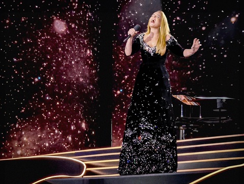 Lần thứ ba Công Trí bén duyên thiết kế trang phục cho Adele - Ảnh: NTK cung cấp 'Họa mi nước Anh' Adele diện đầm của Công Trí diễn trong hai đêm concert Munich- Ảnh 1.