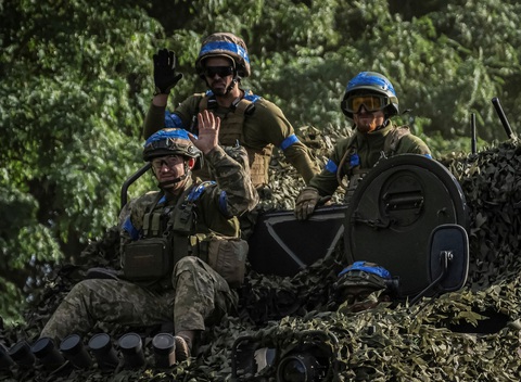 Lực lượng Ukraine hành quân ở sát biên giới Nga ở khu vực Sumy - Ảnh: REUTERS Tin tức thế giới 13-8: Ukraine chiếm 1.000km² đất Nga; Mỹ dự đoán Iran đánh Israel tuần này- Ảnh 3.
