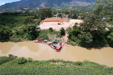 Mới có chủ trương đã ào ào khai thác cát- Ảnh 2. Công ty cổ phần 484 được cấp phép phương tiện khai thác cát là 3 tàu hút với trọng lượng rất nhỏ và đều nằm bờ - Ảnh: TRUNG TÂN