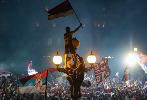 Biển người Serbia chào đón Djokovic cùng tấm HCV Olympic 2024 trở về- Ảnh 9. Người dân thủ đô Belgrade thể hiện sự cuồng nhiệt của mình với những người hùng thể thao - Ảnh: REUTERS