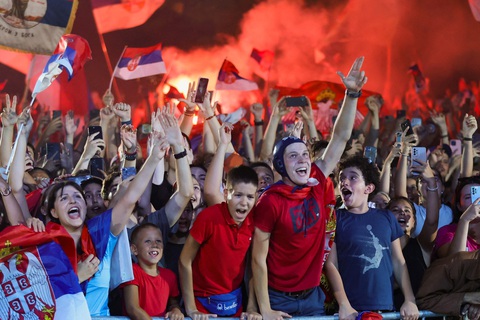Biển người Serbia chào đón Djokovic cùng tấm HCV Olympic 2024 trở về- Ảnh 6. Người dân Serbia cuồng nhiệt chào đón những người hùng Olympic 2024 của họ trở về - Ảnh: REUTERS
