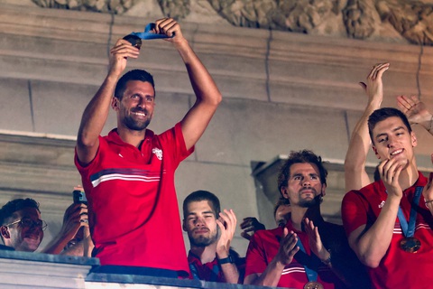 Biển người Serbia chào đón Djokovic cùng tấm HCV Olympic 2024 trở về- Ảnh 3. Biển người Serbia chào đón Djokovic cùng tấm HCV Olympic 2024 trở về- Ảnh 3.
