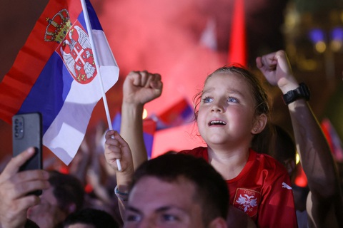 Biển người Serbia chào đón Djokovic cùng tấm HCV Olympic 2024 trở về- Ảnh 4. Biển người Serbia chào đón Djokovic cùng tấm HCV Olympic 2024 trở về- Ảnh 4.