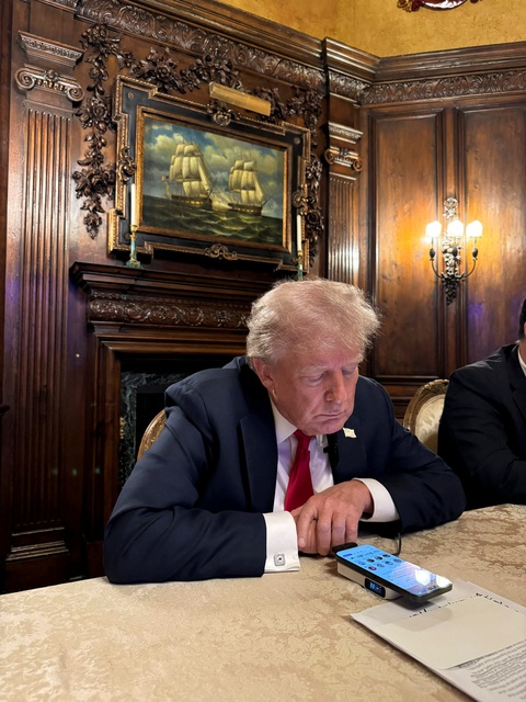 Ông Trump tham gia cuộc phỏng vấn trực tuyến với tỉ phú Elon Musk trên mạng xã hội X. Ảnh chụp tại khu nghỉ dưỡng Mar-a-Lago của ông Trump ở Palm Beach, bang Florida, Mỹ ngày 12-8 - Ảnh: REUTERS Ông Trump nói gì trong cuộc phỏng vấn với tỉ phú Elon Musk?- Ảnh 2.
