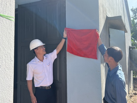 Thủy điện Sông Tranh trao nhà tình nghĩa cho hộ nghèo vùng lòng hồ- Ảnh 2. Ông Trần Nam Trung (bên trái) - Giám đốc công ty thủy điện Sông Tranh tại lễ trao nhà - Ảnh: THANH THIÊN