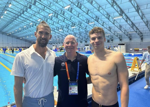 Tiết lộ email khiến Leon Marchand được thầy của Michael Phelps huấn luyện- Ảnh 2. Từ trái sang: Phelps, ông Bowman và Léon Marchand chụp ảnh cùng nhau - Ảnh: FBNV