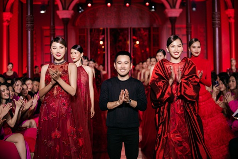 Nhà thiết kế Lê Thanh Hoà trình diễn bộ sưu tập mới trong show diễn An - Ảnh: KIẾNG CẬN TEAM Nhà thiết kế Lê Thanh Hòa trình diễn bộ sưu tập mới trong show diễn An - Ảnh: KIẾNG CẬN TEAM