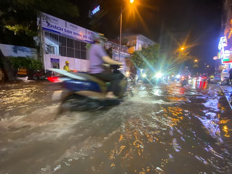Hà Nội mưa to giờ tan tầm, nhiều tuyến đường ngập cục bộ - Ảnh 3. Hà Nội mưa to giờ tan tầm, nhiều tuyến đường ngập cục bộ - Ảnh 3.