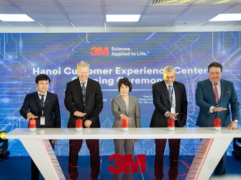 Tập đoàn công nghệ hàng đầu Mỹ mở trung tâm khoa học công nghệ và kỹ thuật ở Hà Nội- Ảnh 2. Thứ trưởng Nguyễn Thị Bích Ngọc (giữa):
