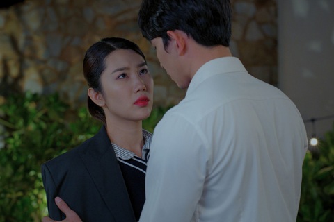 Võ Cảnh toát mồ hôi khi diễn cảnh hôn môi Thúy Ngân- Ảnh 1. Võ Cảnh toát mồ hôi khi diễn cảnh hôn môi Thúy Ngân- Ảnh 1.
