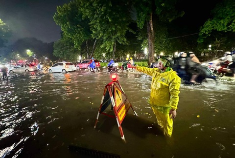 Hà Nội mưa to giờ tan tầm, nhiều tuyến đường ngập cục bộ - Ảnh 4. Đường Điện Biên Phủ cũng bị ngập khiến xe cộ di chuyển khó khăn - Ảnh: NGUYỄN KHÁNH