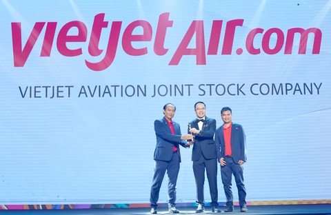 Vietjet nhận giải “Nơi làm việc tốt nhất Châu Á 2024”- Ảnh 1. Phó tổng giám đốc Vietjet Tô Việt Thắng (ngoài cùng bên trái) đại diện Vietjet nhận giải thưởng Nơi làm việc tốt nhất châu Á 2024
