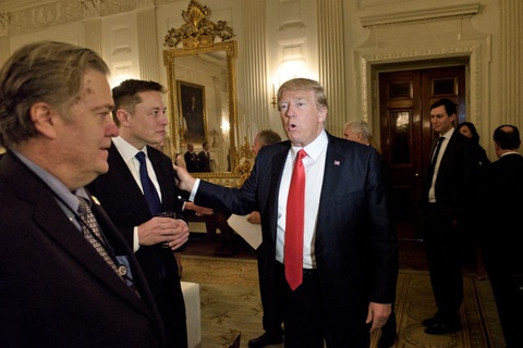 Tỉ phú Mỹ Elon Musk (giữa) gặp ông Donald Trump vào năm 2017 - Ảnh: AFP Tin tức thế giới 13-8: Ukraine chiếm 1.000km² đất Nga; Mỹ dự đoán Iran đánh Israel tuần này- Ảnh 4.