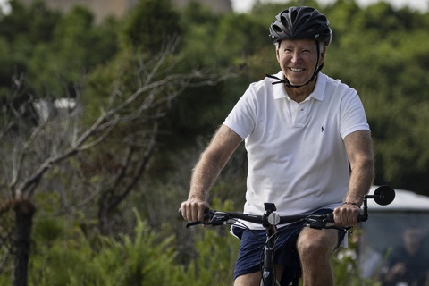 Tổng thống Joe Biden đạp xe qua công viên quốc gia Gordons Pond ở bang quê nhà Delaware hôm 11-8. Nhà lãnh đạo Mỹ sắp giã từ chính trường sau khi rút khỏi cuộc đua vào Nhà Trắng. Ảnh: AFP Tin tức thế giới 13-8: Ukraine chiếm 1.000km² đất Nga; Mỹ dự đoán Iran đánh Israel tuần này- Ảnh 5.