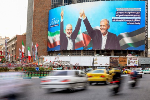 Hình ảnh Tổng thống Iran Masoud Pezeshkian nắm tay nhà lãnh đạo bị ám sát Ismail Haniyeh của Hamas ở Tehran - Ảnh: AFP Hình ảnh Tổng thống Iran Masoud Pezeshkian (phải) nắm tay nhà lãnh đạo bị ám sát Ismail Haniyeh của Hamas ở thủ đô Tehran của Iran - Ảnh: AFP