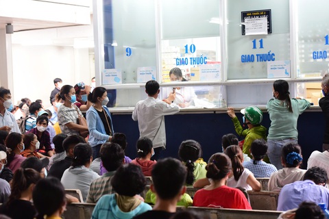 TP.HCM rà soát hơn 600 loại thuốc có giá cao- Ảnh 1. Bệnh nhân mua thuốc tại Bệnh viện Chợ Rẫy - Ảnh: DUYÊN PHAN