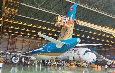 Vietnam Airlines cung ứng gần 500.000 vé máy bay dịp Quốc khánh 2-9- Ảnh 1. Một máy bay Airbus A321 của Vietnam Airlines đang được bảo dưỡng định kỳ - Ảnh: TUẤN PHÙNG