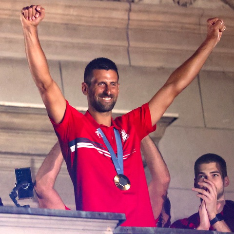 Biển người Serbia chào đón Djokovic cùng tấm HCV Olympic 2024 trở về- Ảnh 2. Biển người Serbia chào đón Djokovic cùng tấm HCV Olympic 2024 trở về- Ảnh 2.