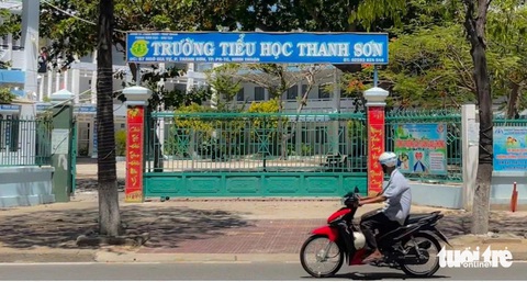 Vụ học sinh phải đọc được 10 chữ mới vào lớp 1: Trường đã nhận hồ sơ- Ảnh 1. Trường tiểu học Thanh Sơn, nơi xảy ra vụ học sinh phải đọc được 10 chữ mới nhận hồ sơ vào lớp 1 - Ảnh: DUY NGỌC