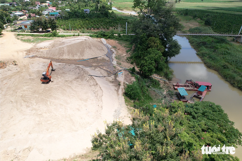 Mới có chủ trương đã ào ào khai thác cát- Ảnh 1. Bãi tập kết cát ở Buôn Khanh, xã Cư Pui, Krông Bông, Đắk Lắk của Công ty cổ phần 484 cho thấy không có trạm cân - Ảnh: TRUNG TÂN
