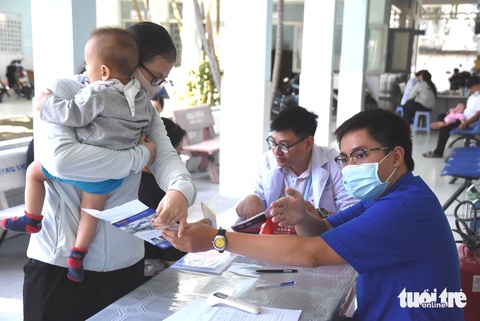 Lo dịch sởi, phụ huynh TP.HCM gấp rút đưa con đi tiêm vắc xin- Ảnh 4. Lo dịch sởi, phụ huynh TP.HCM gấp rút đưa con đi tiêm vắc xin- Ảnh 4.