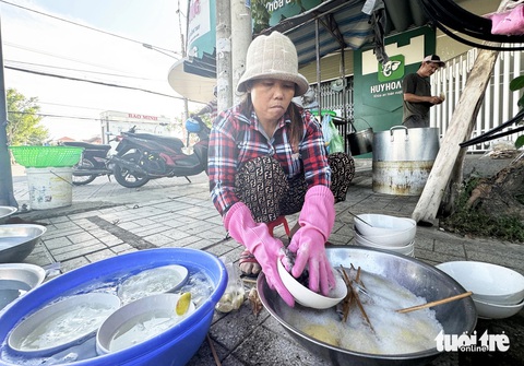 Tiếp sức đến trường: Hai người mẹ quần quật giữa đời, hai HS giỏi tỉnh tiến vào Bách khoa Đà Nẵng- Ảnh 6. Tiếp sức đến trường: Hai người mẹ quần quật giữa đời, hai HS giỏi tỉnh tiến vào Bách khoa Đà Nẵng- Ảnh 6.