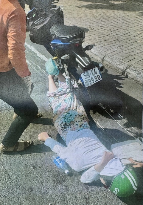 Hình ảnh khách đi Grabbike bị tai nạn do váy cuốn vào xe máy - Ảnh: Bạn đọc cung cấp 