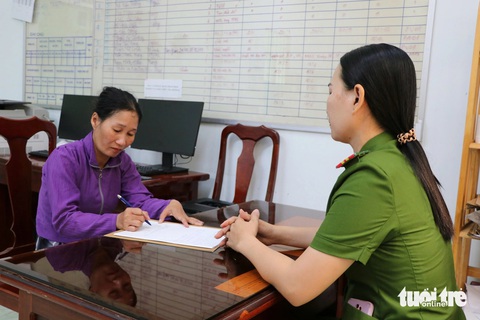 Bị bắt sau khi trốn thi hành án 20 năm- Ảnh 1. Lê Thị Kim Tư tại cơ quan điều tra sau gần 20 năm lẩn trốn thi hành án - Ảnh: CACC