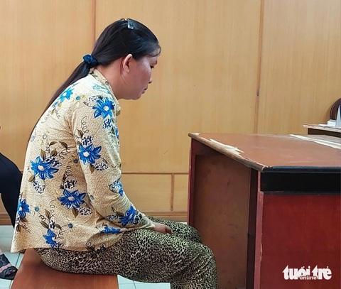 Nữ giúp việc lấy trộm 57 dây chuyền, 1.042 khóa vàng của chủ, lãnh 10 năm tù- Ảnh 1. Bị cáo Nguyễn Thị Mộng Ly tại tòa - Ảnh: ĐÌNH KHẢI