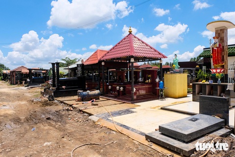 Cả trăm khu mộ tự phát ở Vĩnh Lộc A, Bình Chánh: Xã cắm biển cấm chôn cất- Ảnh 4. Trên khu đất có hàng trăm mộ phần đã hoàn thiện, chôn cất. Một số nhà mồ có diện tích lớn được xây kiên cố, mái lợp ngói - Ảnh: ÁI NHÂN