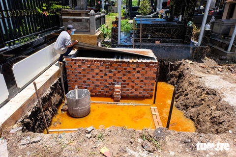 Cả trăm khu mộ tự phát ở Vĩnh Lộc A, Bình Chánh: Xã cắm biển cấm chôn cất- Ảnh 5. Một kim tĩnh (vách đá lỗ huyệt mộ) đang xây dựng để chuẩn bị chôn người chết được UBND xã Vĩnh Lộc A ngăn chặn - Ảnh: PHƯƠNG NHI