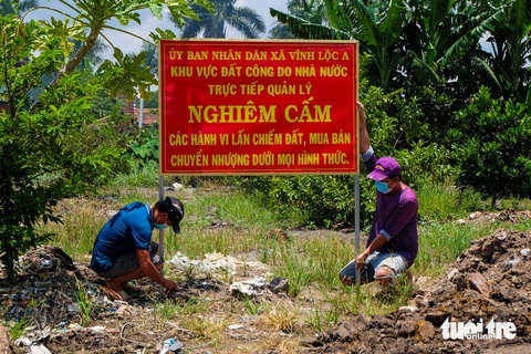 Cả trăm khu mộ tự phát ở Vĩnh Lộc A, Bình Chánh: Xã cắm biển cấm chôn cất- Ảnh 7. Theo UBND xã Vĩnh Lộc, thời điểm hình thành các khu mộ trên khoảng từ năm 2016 - 2021 (thời kỳ giãn cách xã hội do đại dịch COVID-19) - Ảnh: PHƯƠNG NHI