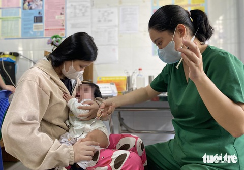 Bệnh sởi tăng, trẻ đã tiêm đủ hai mũi vắc xin có cần tiêm thêm không?- Ảnh 1. Trẻ tiêm đủ 2 mũi vắc xin sởi coi như có miễn dịch bền vững suốt đời - Ảnh: XUÂN MAI