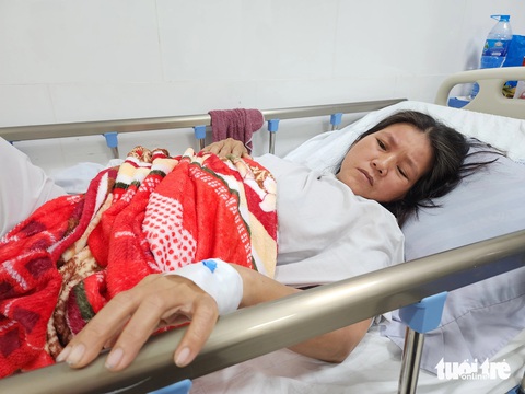 Vụ tai nạn tại cầu Phú Mỹ: Một người quét rác bị tông văng qua con lươn, gãy xương sườn- Ảnh 1. Bà Trương Thị Hiếu liên tục than nhức phần dưới ngực, nuốt cơm, cháo không nổi - Ảnh: MINH HÒA