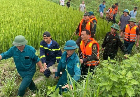 Đi xem sao băng ở Vườn quốc gia Tam Đảo, 2 người bị lũ cuốn- Ảnh 1. Lực lượng chức năng tìm thấy thi thể của các nạn nhân - Ảnh: Vĩnh Phúc 24h