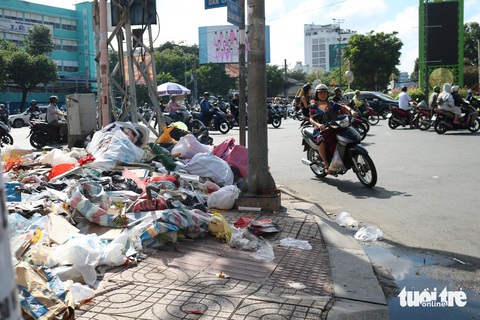 Nhiều nơi ngập ngụa rác thải, bạn đọc kiến nghị mạnh tay ngăn xả rác- Ảnh 1. Người dân qua lại trên tuyến đường Cách Mạng Tháng Tám (phường 10, quận 3, TP.HCM) đều nhăn mặt bởi mùi hôi thối khó chịu bốc lên từ bãi rác - Ảnh: KSOR QUÝ