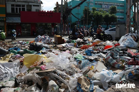 Nhiều nơi ngập ngụa rác thải, bạn đọc kiến nghị mạnh tay ngăn xả rác- Ảnh 3. Hình ảnh bãi rác tại điểm giao Lý Chính Thắng - Cách Mạng Tháng Tám (phường 10, quận 3, TP.HCM) do bạn đọc anhcom**@gmail.com thông tin - Ảnh: KSOR QUÝ