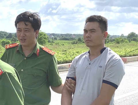 Bắt nghi phạm lái ô tô theo cô gái hàng chục cây số rồi khống chế, hiếp dâm- Ảnh 1. Nghi phạm Trịnh Văn Nhất (bên phải) tại hiện trường xảy ra vụ hiếp dâm - Ảnh: THÁI BÌNH