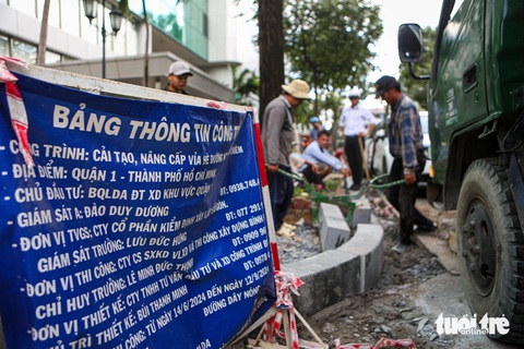 Vỉa hè trung tâm TP.HCM đồng loạt được cải tạo- Ảnh 1. UBND quận 1 đang cải tạo nhiều đoạn vỉa hè, thay đổi diện mạo khu vực trung tâm