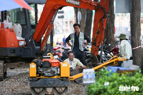 Vỉa hè trung tâm TP.HCM đồng loạt được cải tạo- Ảnh 4. Ngoài lát đá, các tuyến vỉa hè xuống cấp cũng được gia cố nền đường, thay thế hệ thống thoát nước cũ, đổ bê tông, lát gạch mới.