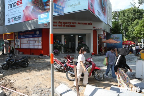 Vỉa hè trung tâm TP.HCM đồng loạt được cải tạo- Ảnh 2. Đầu tháng 8, lớp gạch cũ trên vỉa hè tại đường Phạm Ngọc Thạch - Nguyễn Văn Chiêm được dỡ bỏ, nền được trám đá dăm trước khi lát đá granite