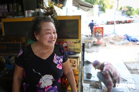 Vỉa hè trung tâm TP.HCM đồng loạt được cải tạo- Ảnh 8. Cô Kim Hường (người dân sinh sống lâu năm trên đường Nguyễn Trãi) vui mừng khi vỉa hè được cải tạo, lát gạch sạch đẹp.