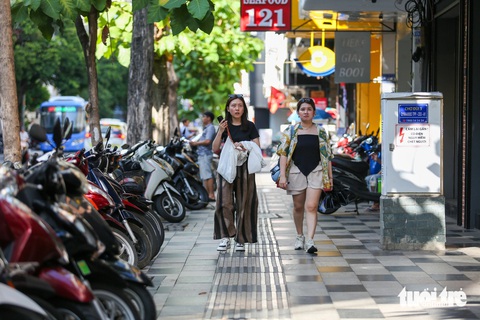Vỉa hè trung tâm TP.HCM đồng loạt được cải tạo- Ảnh 10. Ngoài nâng cấp vỉa hè, UBND quận 1 cũng kẻ vạch trên vỉa hè hàng loạt tuyến đường để thí điểm thu phí sử dụng tạm lòng đường, hè phố. Quận trung tâm thành phố hiện có 155 tuyến đường, vỉa hè đủ điều kiện tổ chức sử dụng tạm một phần làm điểm giữ xe, kinh doanh dịch vụ, mua bán hàng hóa có thu phí và không thu phí.