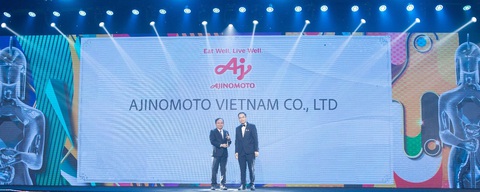 Chiến lược giúp Ajinomoto Việt Nam là 'Nơi làm việc tốt nhất châu Á năm 2024'- Ảnh 1. Ông Nguyễn Văn Trung - Giám đốc Công ty Ajinomoto Việt Nam (bên trái) đại diện Công ty nhận giải “Nơi làm việc tốt nhất châu Á 2024”
