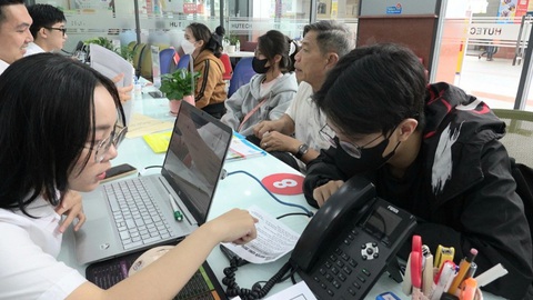 Số lượng nguyện vọng 1 tăng vọt, dự báo điểm chuẩn đại học sẽ tăng- Ảnh 3. Phụ huynh và thí sinh đến tìm hiểu thông tin và nộp hồ sơ xét tuyển tại Trường đại học Công nghệ TP.HCM năm 2024 - Ảnh: NHƯ HÙNG