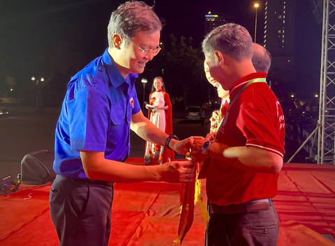 Anh Bùi Quang Huy - bí thư thứ nhất Trung ương Đoàn TNCS Hồ Chí Minh trao cờ cho các cụm thi đua - Ảnh: NGUYỄN HOÀNG Anh Bùi Quang Huy - bí thư thứ nhất Trung ương Đoàn TNCS Hồ Chí Minh - trao cờ cho các cụm thi đua - Ảnh: NGUYỄN HOÀNG