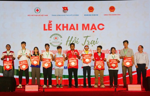 Các đại biểu đến từ các Hội Chữ thập đỏ, Trăng lưỡi liềm đỏ quốc tế nhận cờ lưu niệm - Ảnh: TRẦN HOÀI Các đại biểu đến từ các hội Chữ thập đỏ, Trăng lưỡi liềm đỏ quốc tế nhận cờ lưu niệm - Ảnh: TRẦN HOÀI