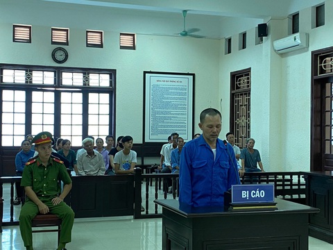 Bị phạt 3 năm tù, đâm trọng thương phó chánh án huyện, lãnh thêm 13 năm tù- Ảnh 1. Trần Văn Tuân bị tuyên phạt 13 năm tù vì đâm phó chánh án TAND huyện Cam Lộ (Quảng Trị) trọng thương - Ảnh: CÔNG MINH