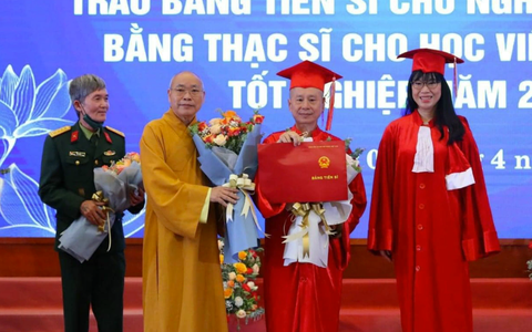 Trường đại học Luật Hà Nội nói gì về trường hợp ông Vương Tấn Việt chưa có bằng cấp 3?- Ảnh 1. Thượng tọa Thích Chân Quang (thứ 2 từ phải sang) nhận bằng tiến sĩ luật vào tháng 4-2022 - Ảnh: Cổng TTĐT Giáo hội Phật giáo Việt Nam
